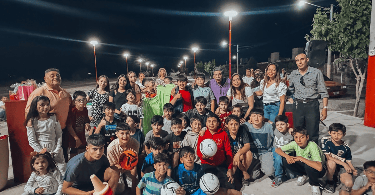 Romina Rosas inauguró la iluminación LED en Rincón del Este Romina Rosas inauguró la iluminación LED en Rincón del Este