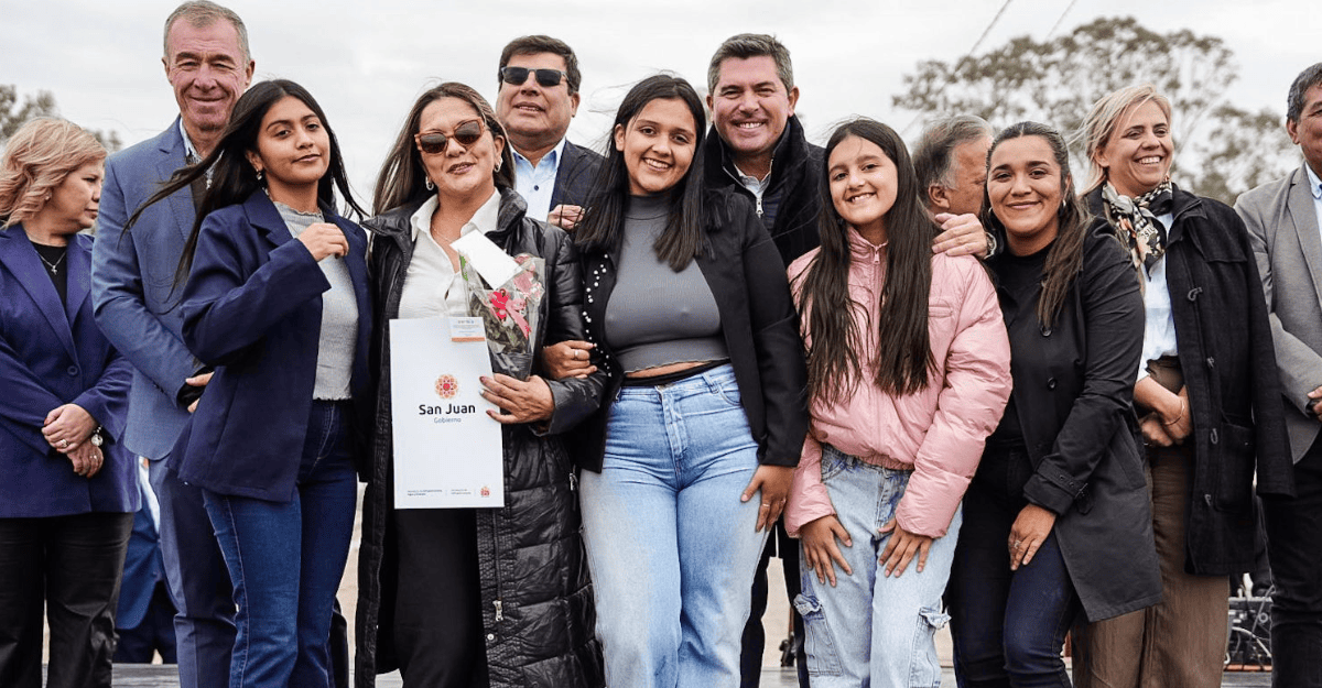 Marcelo Orrego encabezó la entrega de 135 viviendas en 9 de julio Marcelo Orrego encabezó la entrega de 135 viviendas en 9 de julio