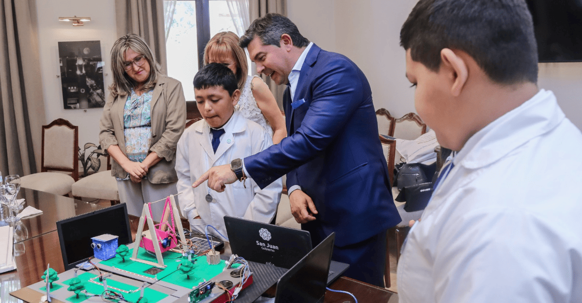 Orrego recibió a los campeones nacionales en robótica