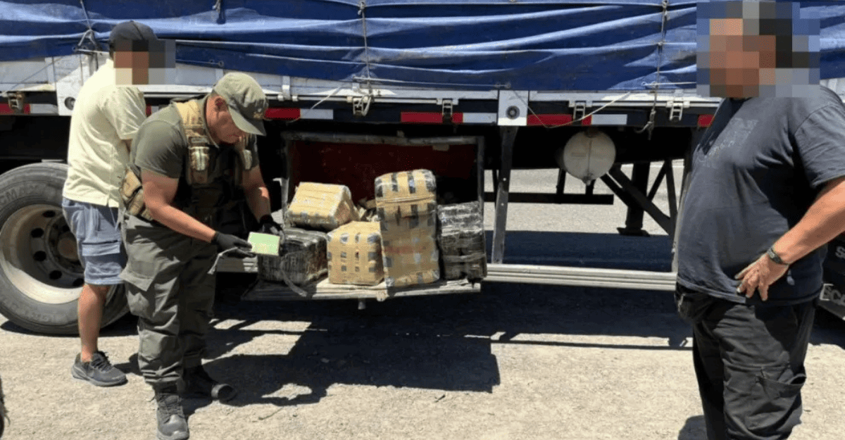 Camión jujeño detenido con 300 kg de coca interceptado en Caucete Camión jujeño detenido con 300 kg de coca interceptado en Caucete