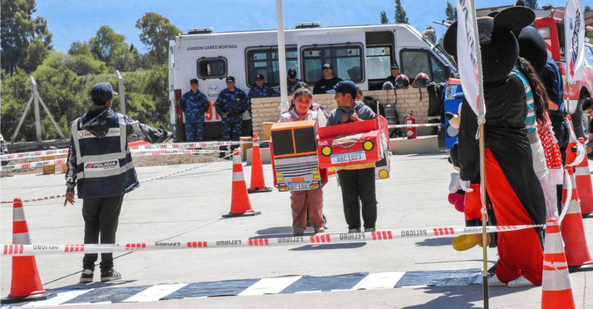 25 de May: Jalife acompañó la jornada solidaria de la Policía de San Juan en la Escuela María Curie 25 de May: Jalife acompañó la jornada solidaria de la Policía de San Juan en la Escuela María Curie