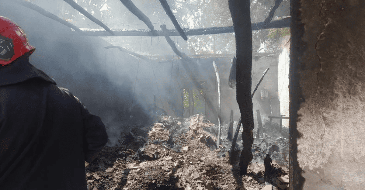 Impactante incendio en 9 de Julio: un galpón quedó destruido Impactante incendio en 9 de Julio: un galpón quedó destruido