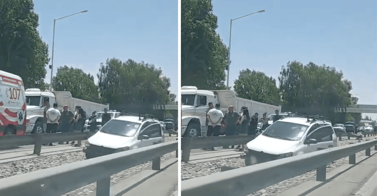 Impactante choque en Circunvalación: un auto terminó incrustado en el guardarraíl central