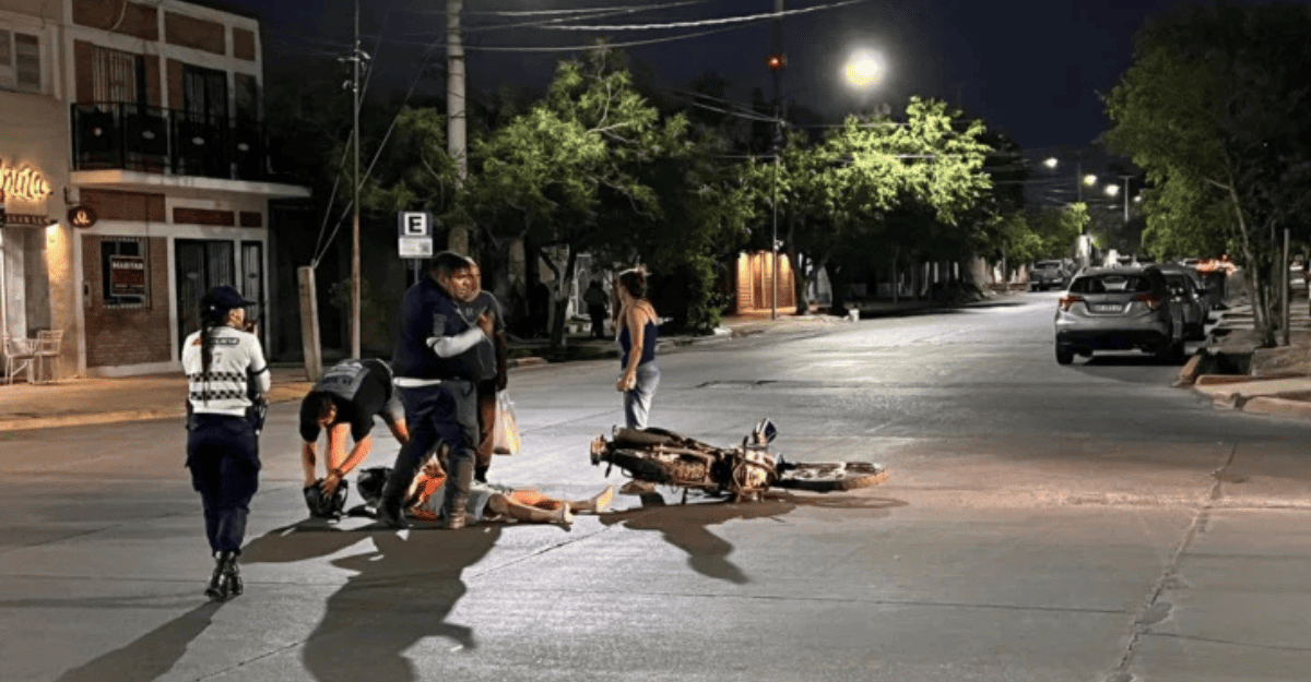 Un motociclista resultó herido tras un choque en pleno centro Un motociclista resultó herido tras un choque en pleno centro