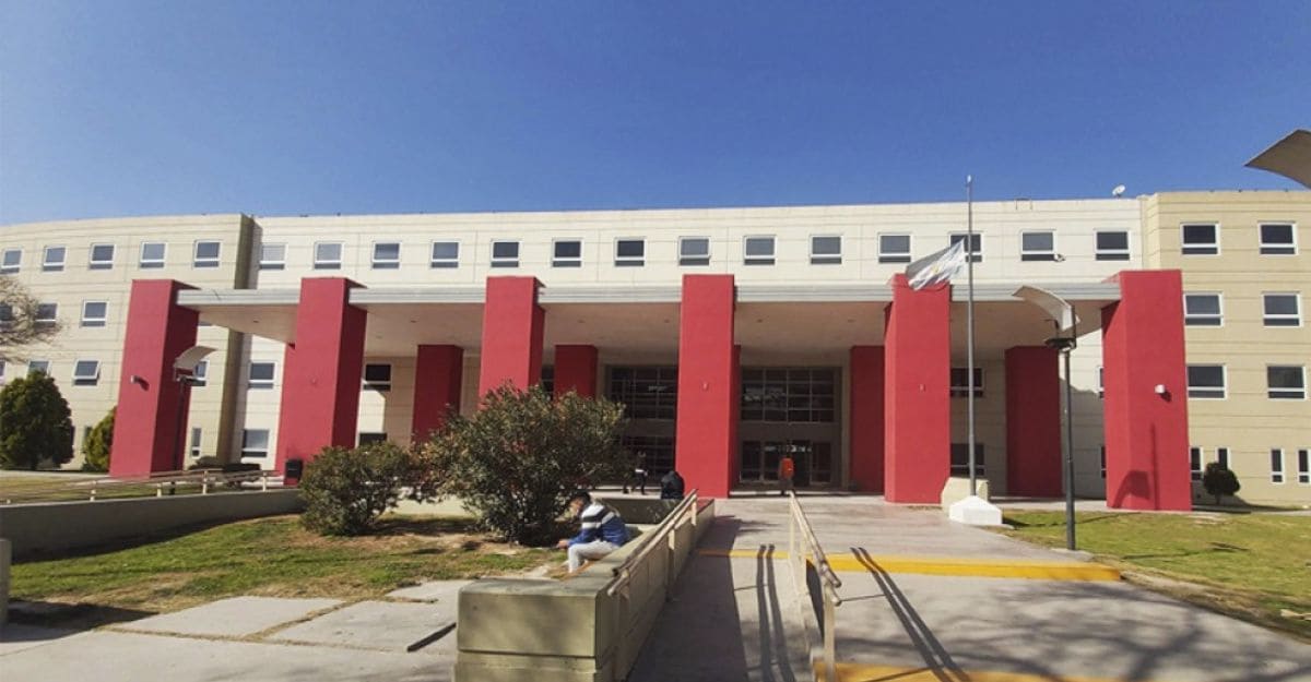 Nena de 10 años resultó herida en una experiencia con alcohol en una escuela de Ullum. Nena de 10 años resultó herida en una experiencia con alcohol en una escuela de Ullum.