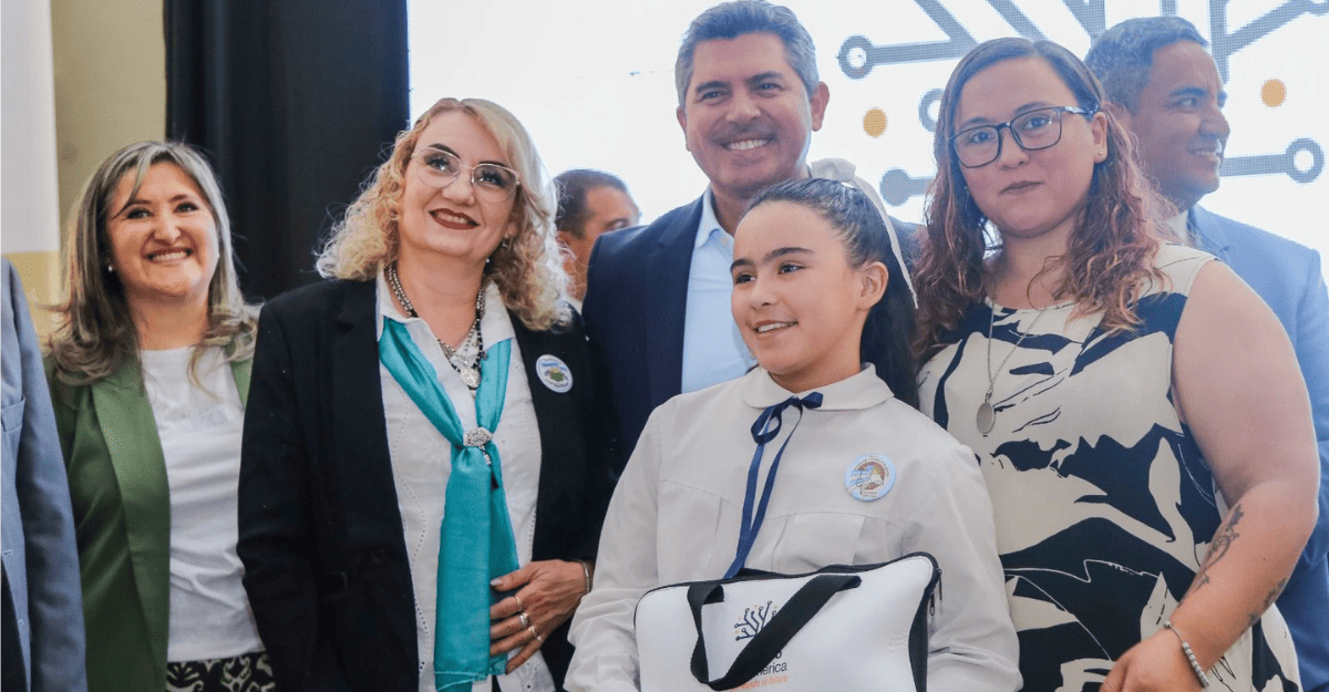 Más de 1.200 alumnos de Albardón recibieron sus netbooks Más de 1.200 alumnos de Albardón recibieron sus netbooks