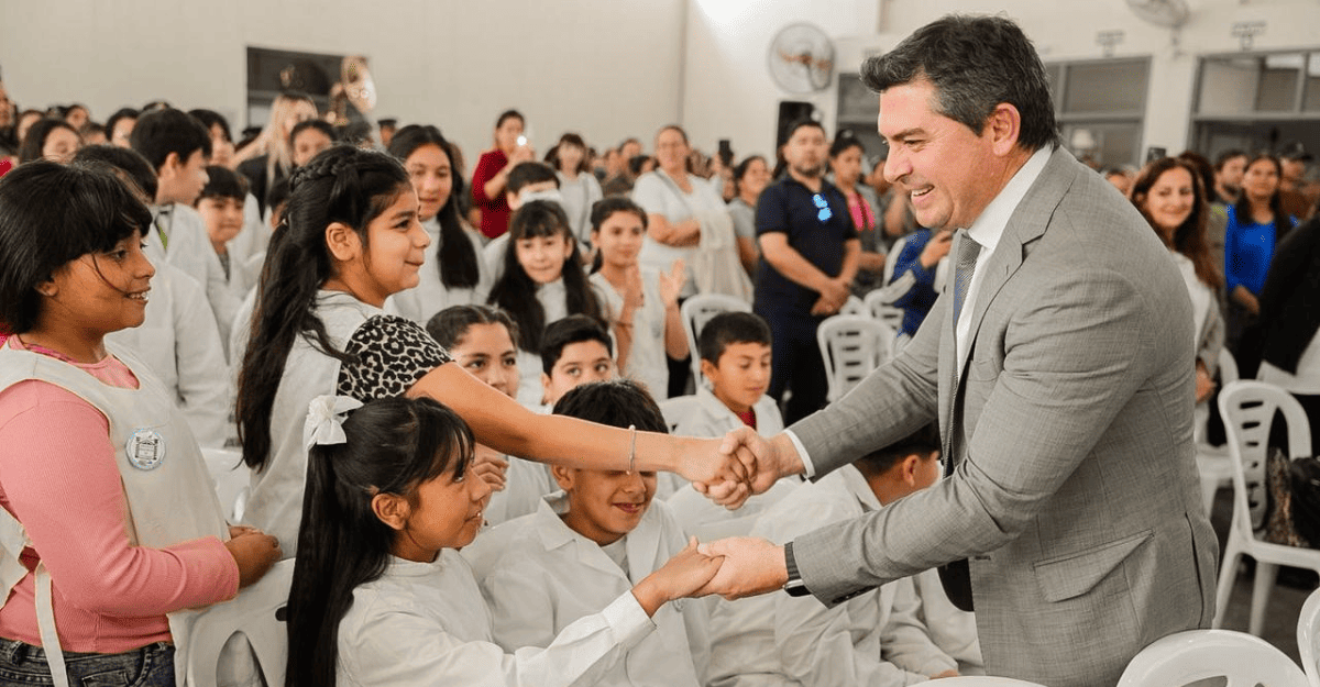 Orrego entregó 2.345 netbooks a estudiantes de Rivadavia y destacó la educación como motor del futuro Orrego entregó 2.345 netbooks a estudiantes de Rivadavia y destacó la educación como motor del futuro