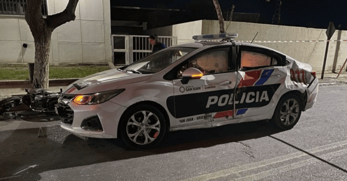 Un menor fue detenido en Pie de Palo tras embestir dos veces un patrullero Un menor fue detenido en Pie de Palo tras embestir dos veces un patrullero