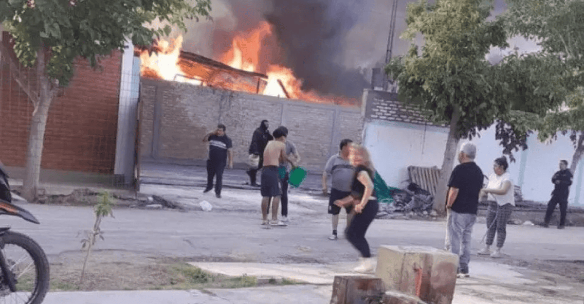 Video del voraz incendio afectó una carpintería en el barrio CESAP