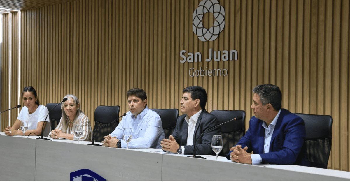 Santa Lucía presentó el Zumbatón y su carrera nocturna por el 156° Aniversario. Santa Lucía presentó el Zumbatón y su carrera nocturna por el 156° Aniversario.