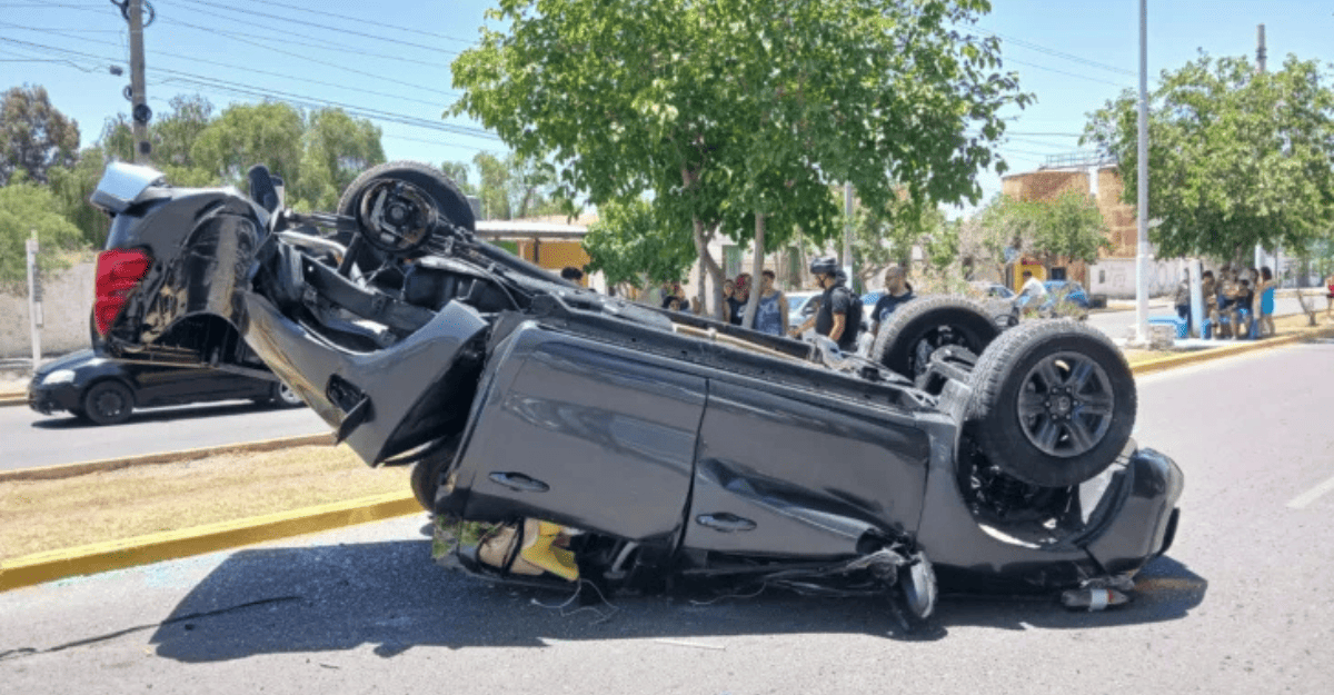 Una Toyota terminó volcada en la avenida Libertador tras impactar el boulevard