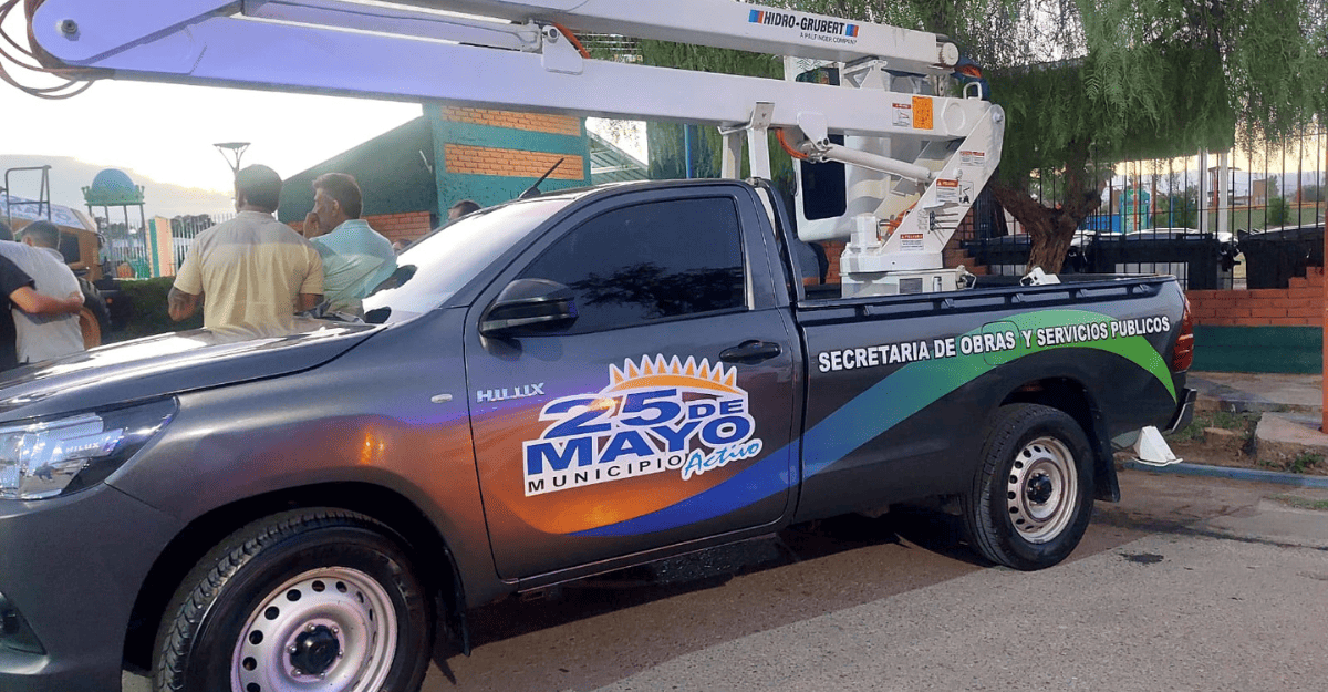 Jalife presentó nueva maquinaria y una camioneta en 25 de Mayo Jalife presentó nueva maquinaria y una camioneta en 25 de Mayo