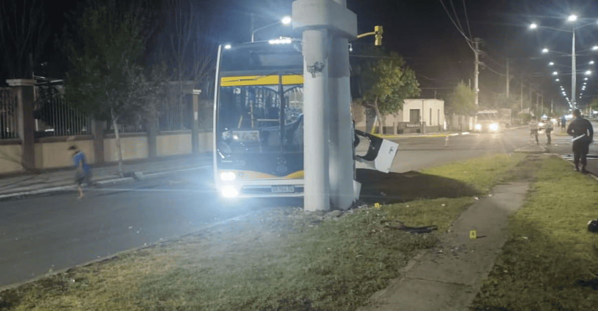 Rawson: un colectivo de la Línea 243 impactó contra un poste tras perder el control Rawson: un colectivo de la Línea 243 impactó contra un poste tras perder el control