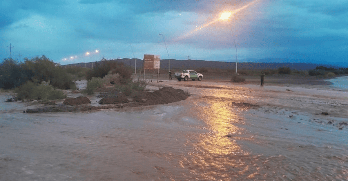 Dos turistas tucumanos fueron arrastrados por la creciente del río Baldecitos en Valle Fértil Dos turistas tucumanos fueron arrastrados por la creciente del río Baldecitos en Valle Fértil