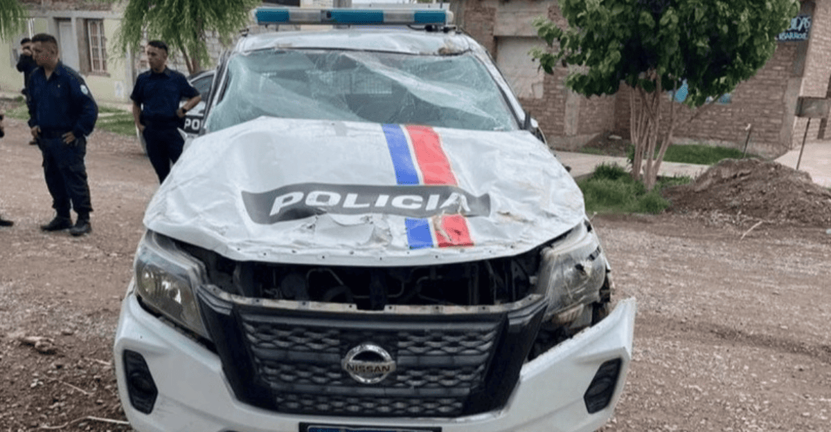 Rawson: una camioneta policial volcó tras colisionar con un vehículo fúnebre Rawson: una camioneta policial volcó tras colisionar con un vehículo fúnebre