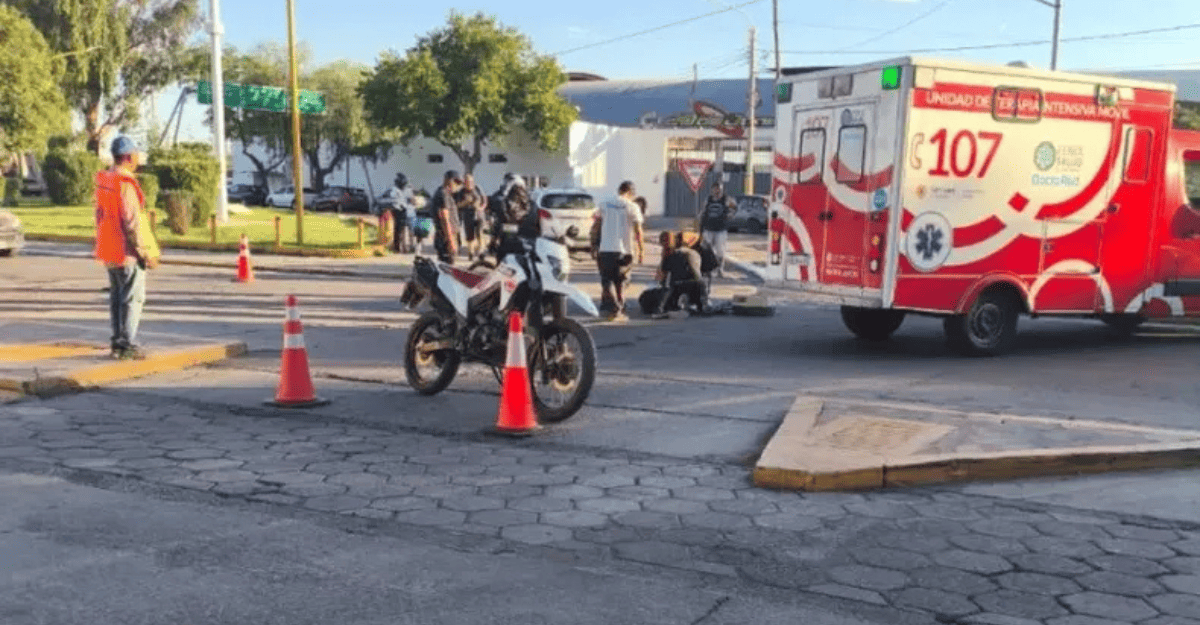 Un motociclista sufrió lesiones tras un impacto con un automóvil Un motociclista sufrió lesiones tras un impacto con un automóvil