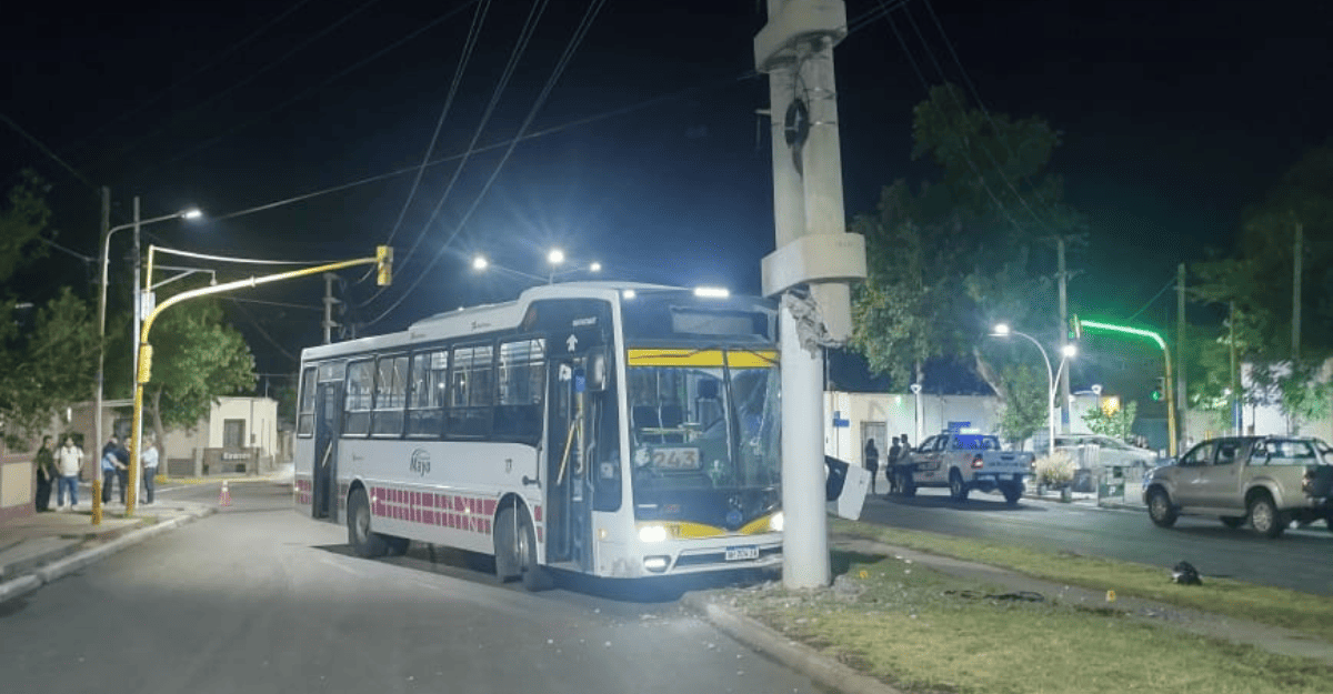Rawson: un colectivo de la Línea 243 impactó contra un poste tras perder el control Rawson: un colectivo de la Línea 243 impactó contra un poste tras perder el control