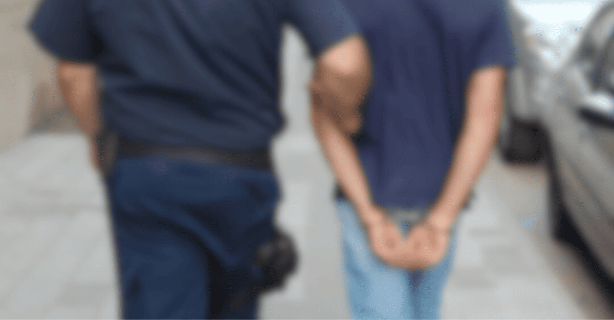 Robó, pasó en rojo y dañó una moto policial: un joven quedó detenido en Santa Lucía. Robó, pasó en rojo y dañó una moto policial: un joven quedó detenido en Santa Lucía.