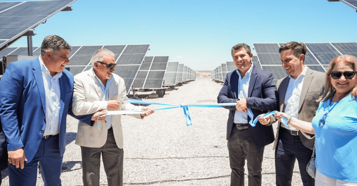 Orrego encabezó la inauguración de un parque fotovoltaico en Sarmiento Orrego encabezó la inauguración de un parque fotovoltaico en Sarmiento