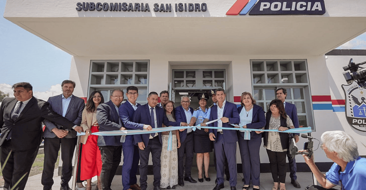 Orrego inauguró una nueva subcomisaría en San Martín Orrego inauguró una nueva subcomisaría en San Martín