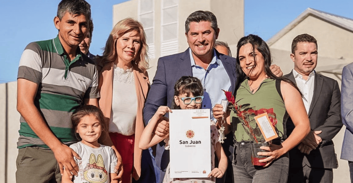 Orrego entregó 83 viviendas en Jáchal y anunció pavimento