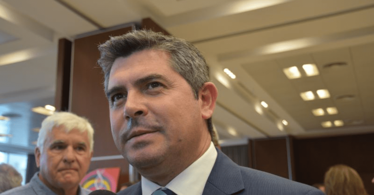 Orrego anunció un bono de 120 mil pesos para empleados públicos Orrego anunció un bono de 120 mil pesos para empleados públicos