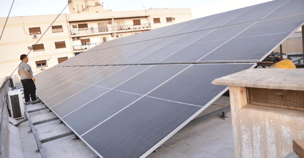 La UNSJ busca ampliar el uso de paneles solares en sus facultades. La UNSJ busca ampliar el uso de paneles solares en sus facultades.
