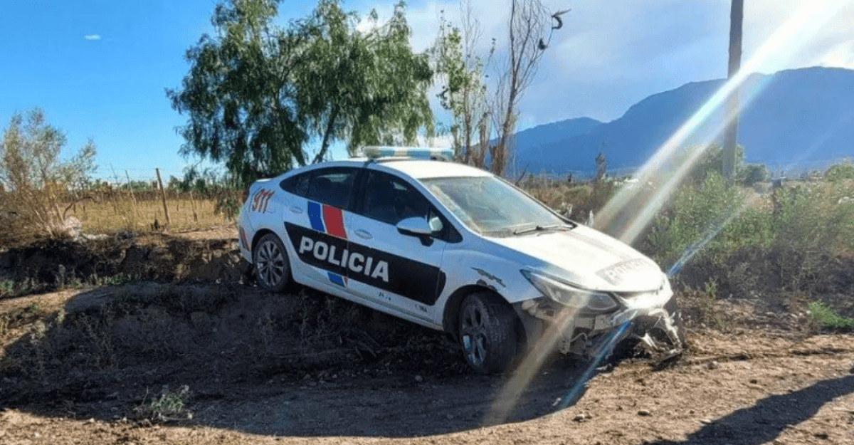 Patrullero chocó contra un montículo de tierra en Pocito