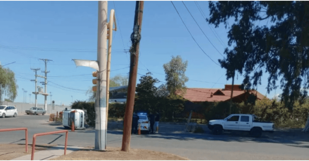 Un auto volcó en Ignacio de la Roza y Rastreador Calivar; no hubo heridos Un auto volcó en Ignacio de la Roza y Rastreador Calivar; no hubo heridos