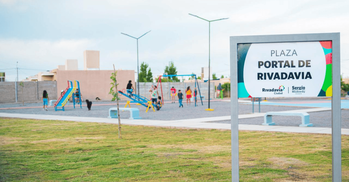 Rivadavia inauguró la renovada Plaza Portal con una transformación integral Rivadavia inauguró la renovada Plaza Portal con una transformación integral