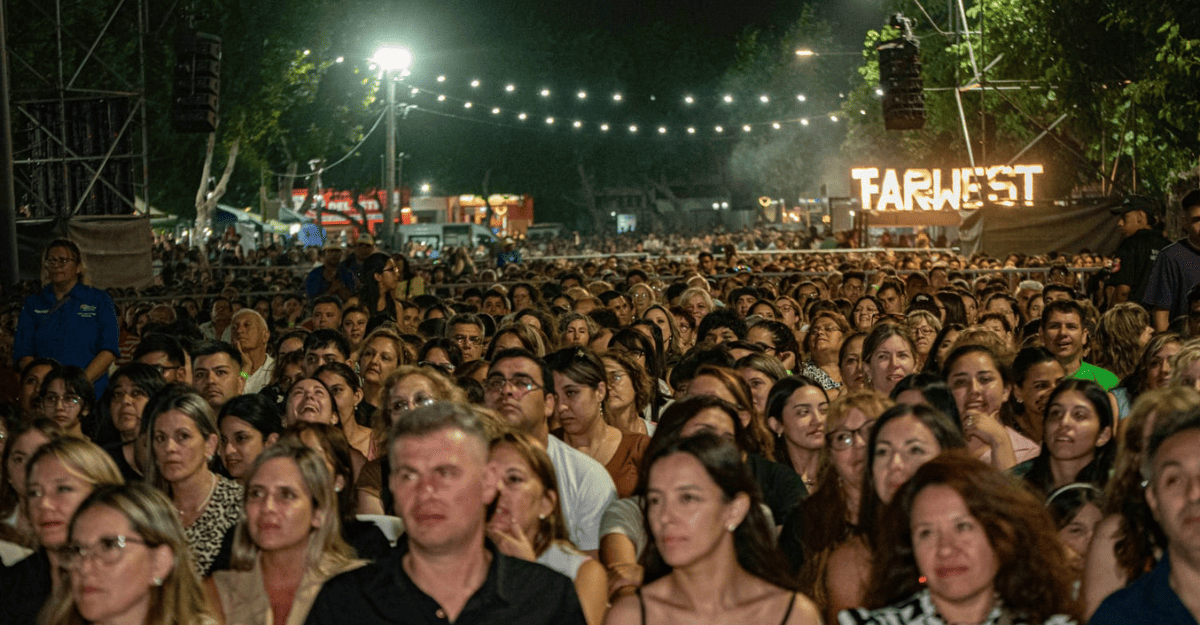 Más de 40 mil personas vibraron en la segunda noche de la Fiesta Nacional de Santa Lucía. Más de 40 mil personas vibraron en la segunda noche de la Fiesta Nacional de Santa Lucía.