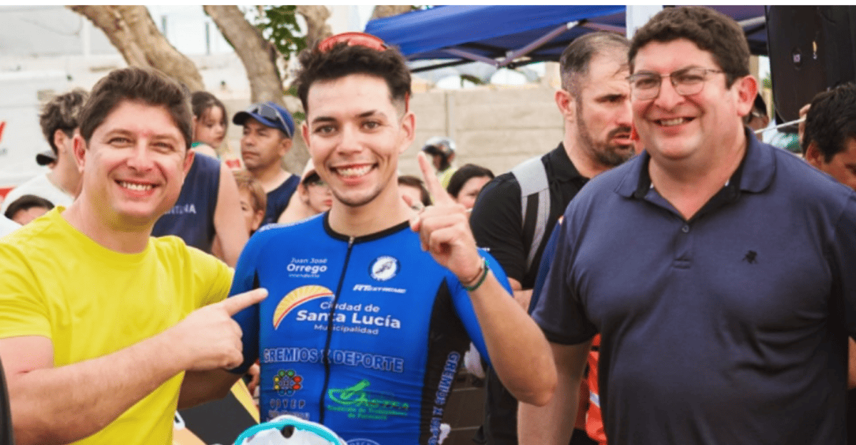 Juan José Orrego celebró el triunfo de Mauro Domínguez en la 3ª etapa de la Vuelta a San Juan Juan José Orrego celebró el triunfo de Mauro Domínguez en la 3ª etapa de la Vuelta a San Juan