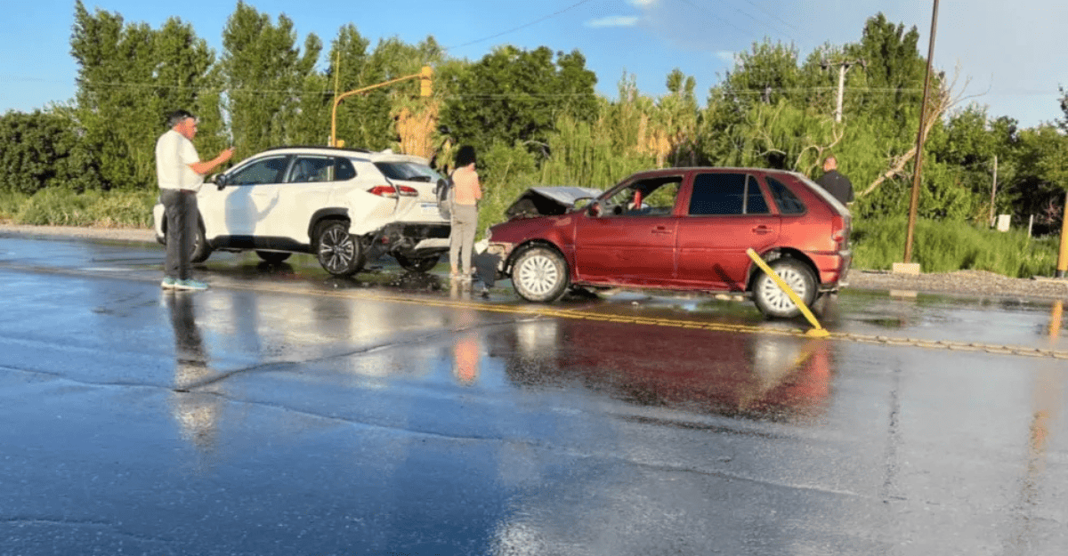 Ruta 40 volvió a ser escenario de un fuerte choque: un Gol impactó a una camioneta Ruta 40 volvió a ser escenario de un fuerte choque: un Gol impactó a una camioneta