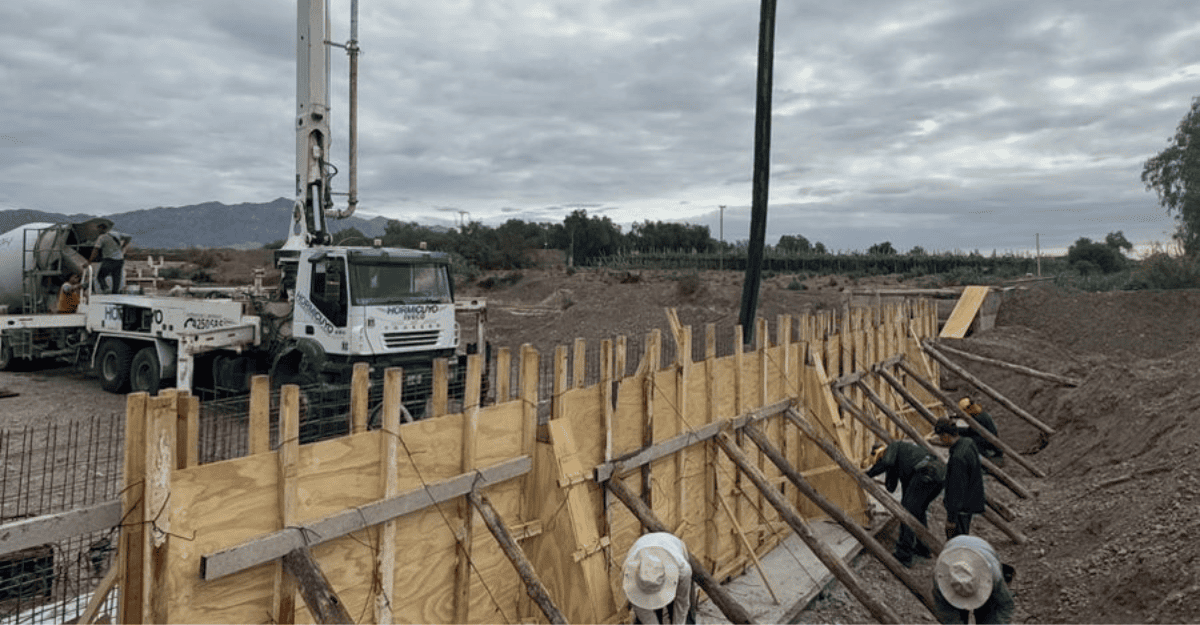 Supervisan la recuperación del Canal Albardón tras la crecida del río Ávila Supervisan la recuperación del Canal Albardón tras la crecida del río Ávila