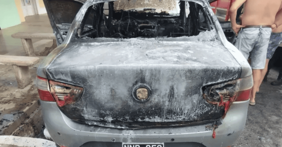 Pocito: un auto se incendió por completo durante el último día del 2025 Pocito: un auto se incendió por completo durante el último día del 2025