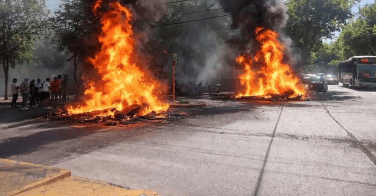 Violenta protesta en un comercio por supuestas estafas en la entrega de motos Violenta protesta en un comercio por supuestas estafas en la entrega de motos