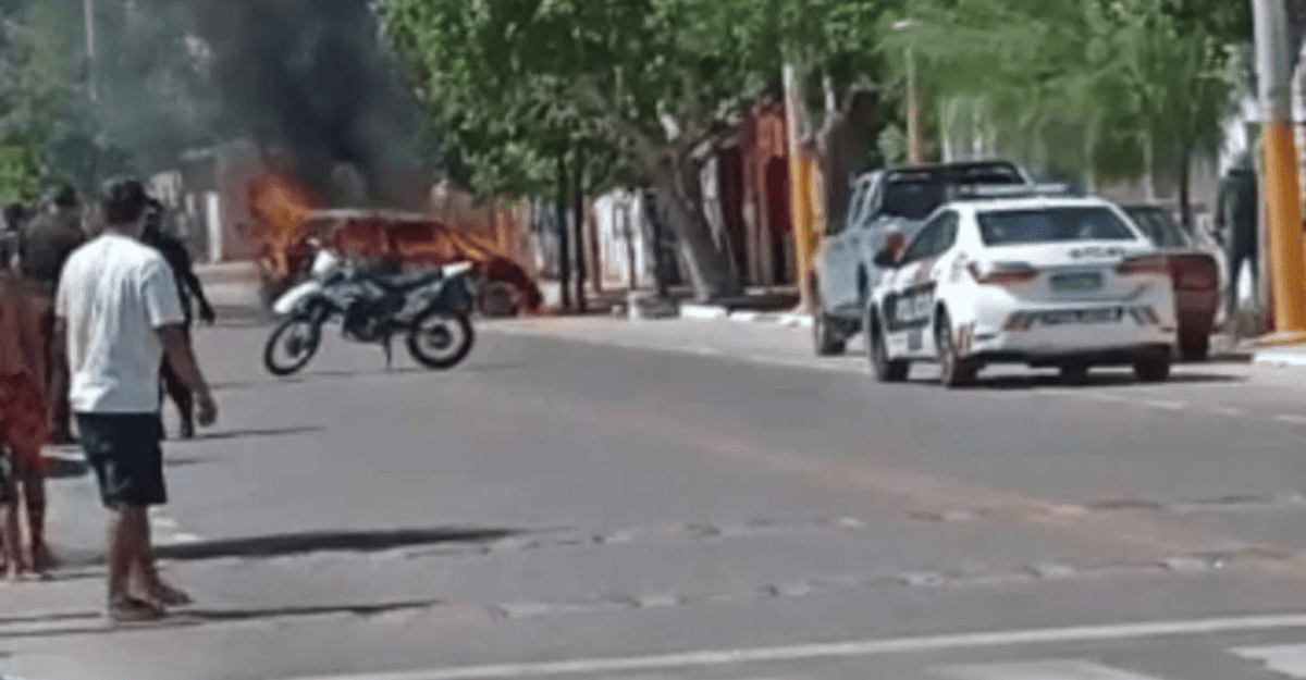 Incendio de un automóvil generó alarma en Santa Lucía Incendio de un automóvil generó alarma en Santa Lucía