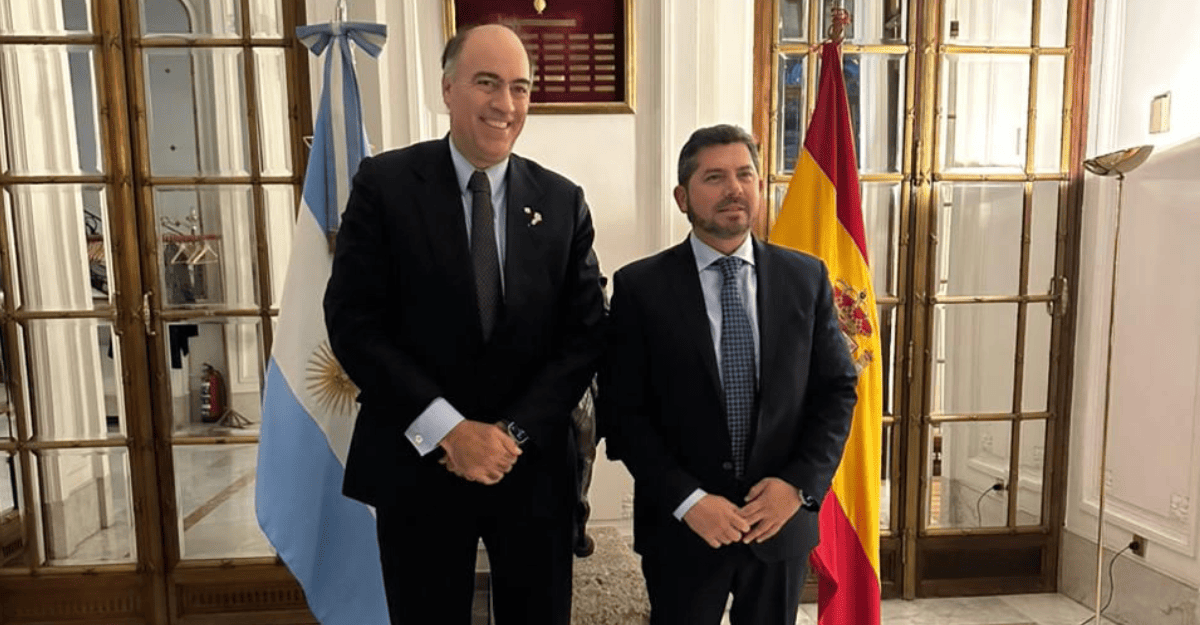 Turismo, minería e innovación: ejes del encuentro entre Orrego y el embajador en Madrid.