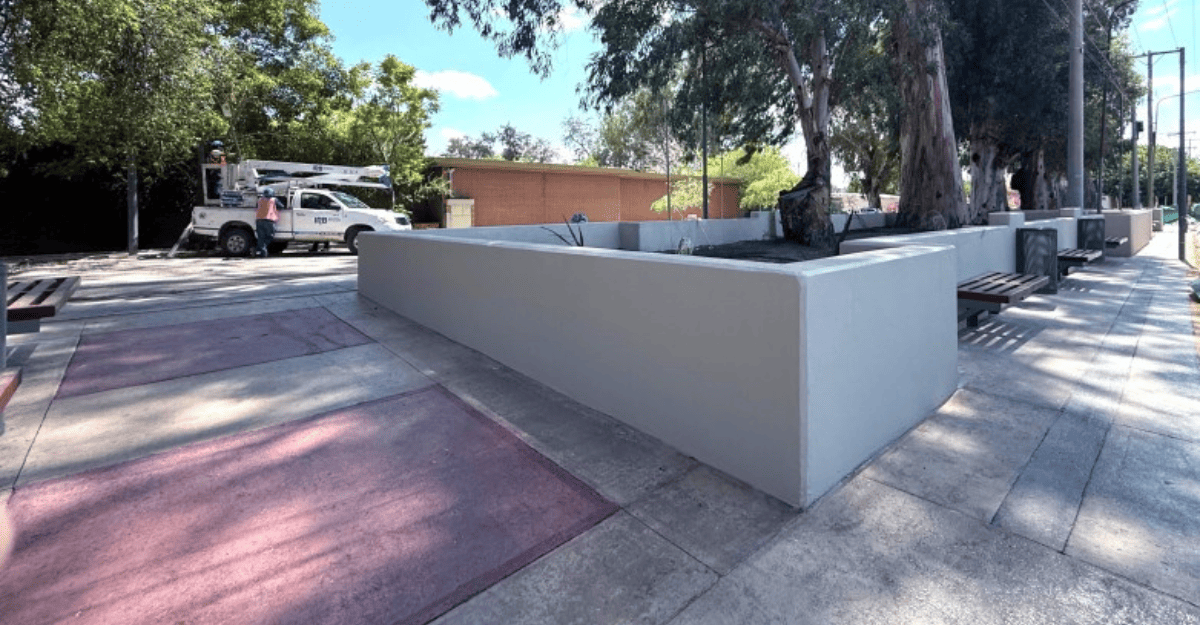Últimos detalles para inaugurar el moderno paseo urbano de calle Alberdi. Últimos detalles para inaugurar el moderno paseo urbano de calle Alberdi.