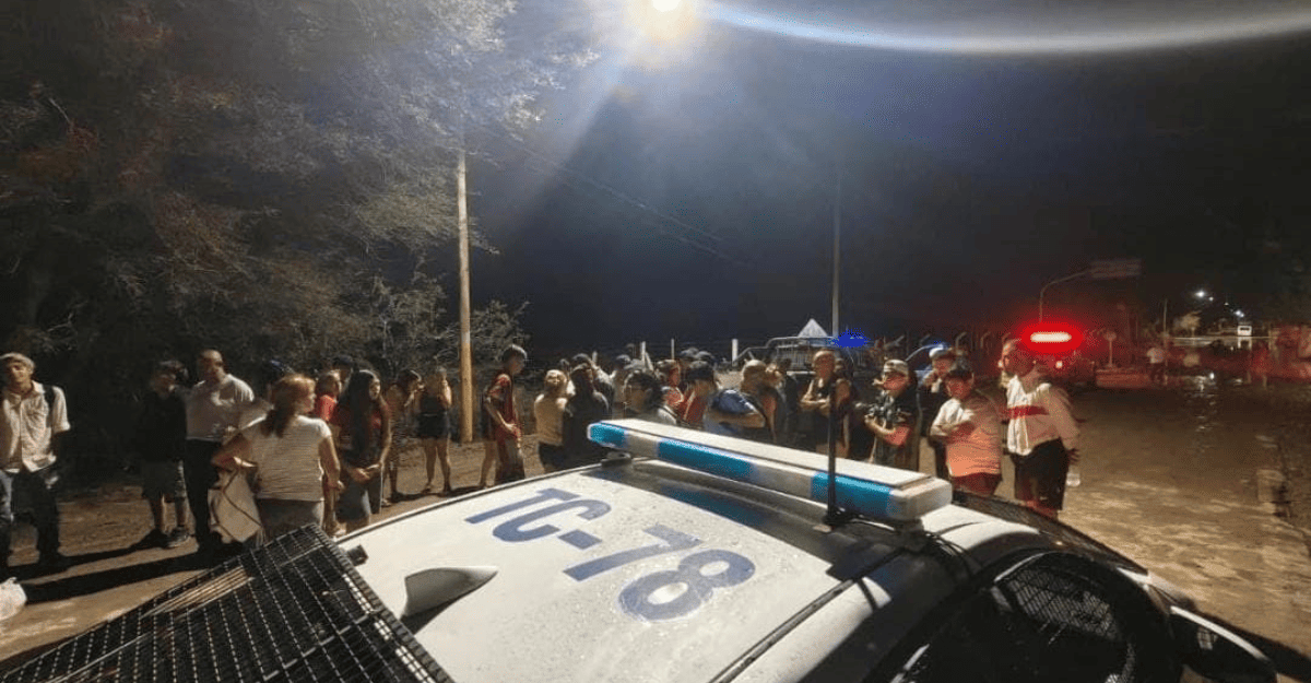 Impactante operativo de rescate en Ruta 12: 52 personas fueron salvadas tras el desborde del río en Zonda Impactante operativo de rescate en Ruta 12: 52 personas fueron salvadas tras el desborde del río en Zonda