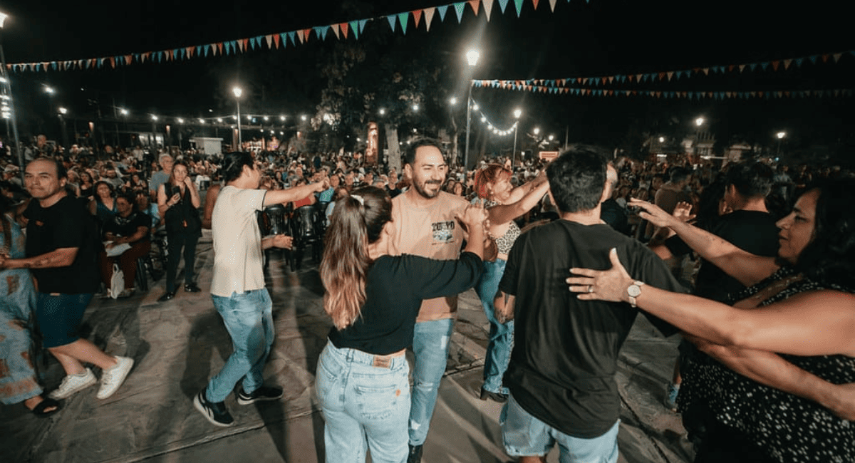 Capital celebró un carnaval multitudinario en plaza Yrigoyen
