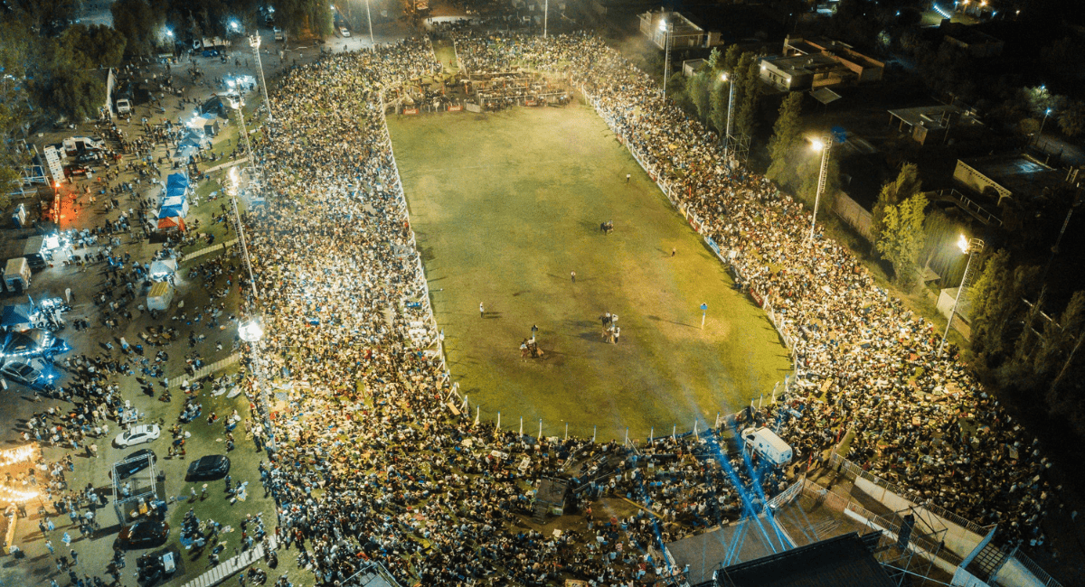 Multitudinaria noche en el Predio José Dolores: 30 mil personas presentes. Multitudinaria noche en el Predio José Dolores: 30 mil personas presentes.