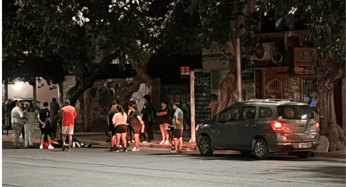 Motociclista herida tras ser embestida por una camioneta en avenida Libertador. Motociclista herida tras ser embestida por una camioneta en avenida Libertador.