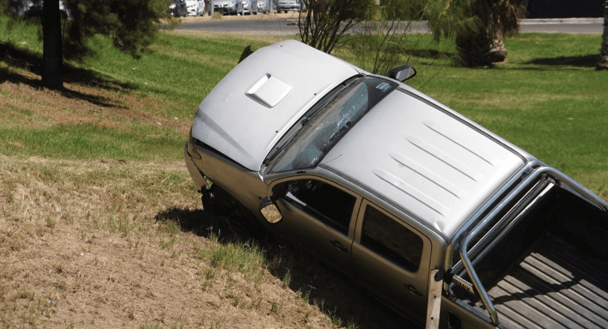 Un hombre de 70 años volcó con su camioneta en el cruce de Ruta 40 y Calle 5 Un hombre de 70 años volcó con su camioneta en el cruce de Ruta 40 y Calle 5