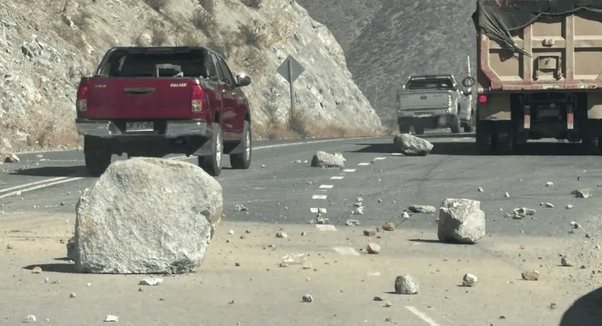 Sismo en Chile provocó desprendimientos de rocas en la ruta Sismo en Chile provocó desprendimientos de rocas en la ruta