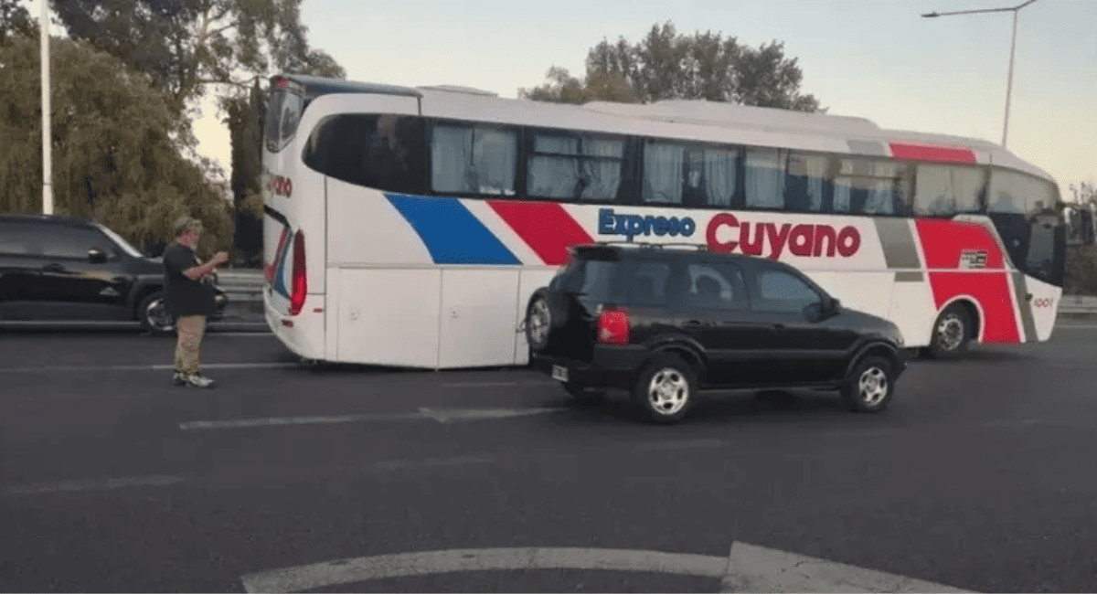Micro que volvía a San Juan perdió dos ruedas en Mendoza Micro que volvía a San Juan perdió dos ruedas en Mendoza