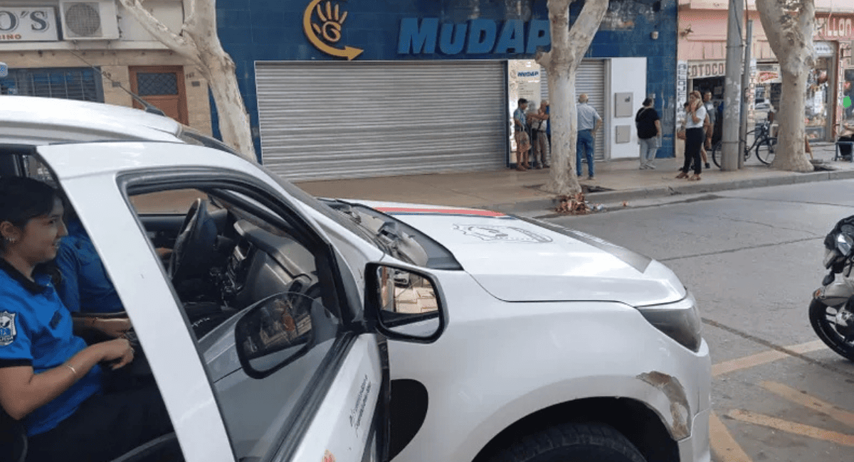 Robaron en una reconocida farmacia y escaparon con un botín valioso Robaron en una reconocida farmacia y escaparon con un botín valioso
