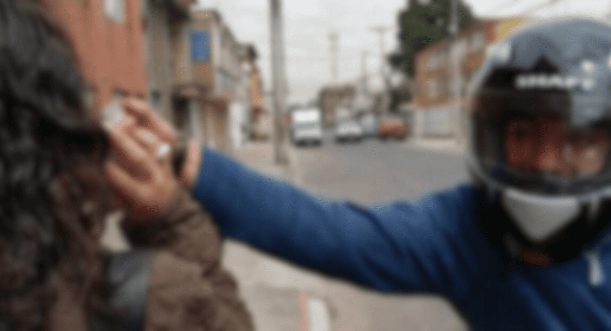 Rawson: una mujer fue atacada y arrastrada por motochorros para robarle. Rawson: una mujer fue atacada y arrastrada por motochorros para robarle.