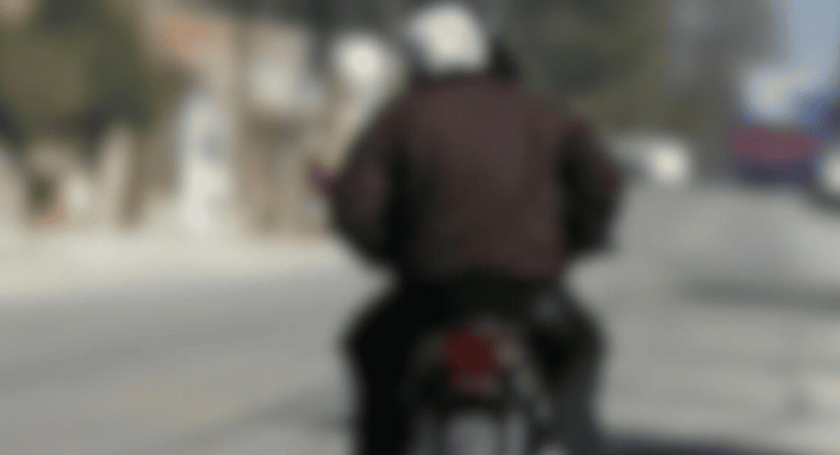 Motochorros atacaron a dos adolescentes en Capital: una mujer quedó detenida y el cómplice huyó.