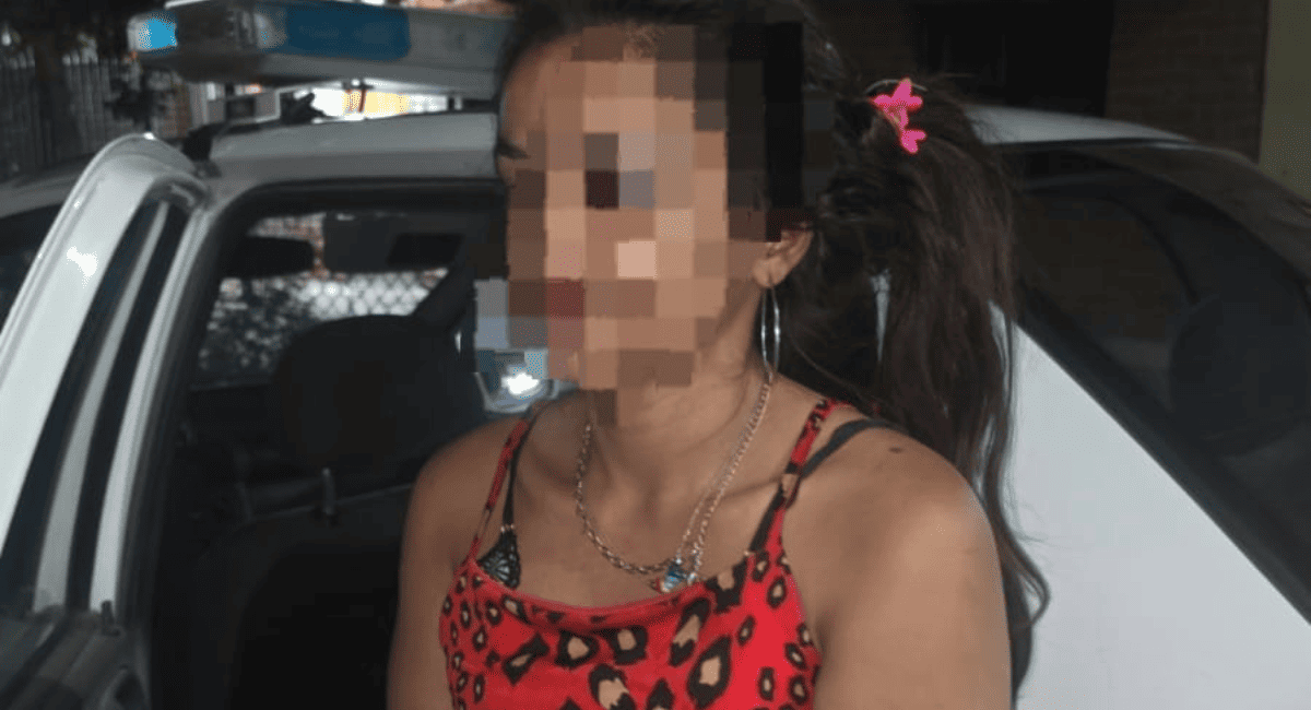 Detienen a una mujer que golpeó a un hombre y se transfirió $800.000 desde su celular. Detienen a una mujer que golpeó a un hombre y se transfirió $800.000 desde su celular.